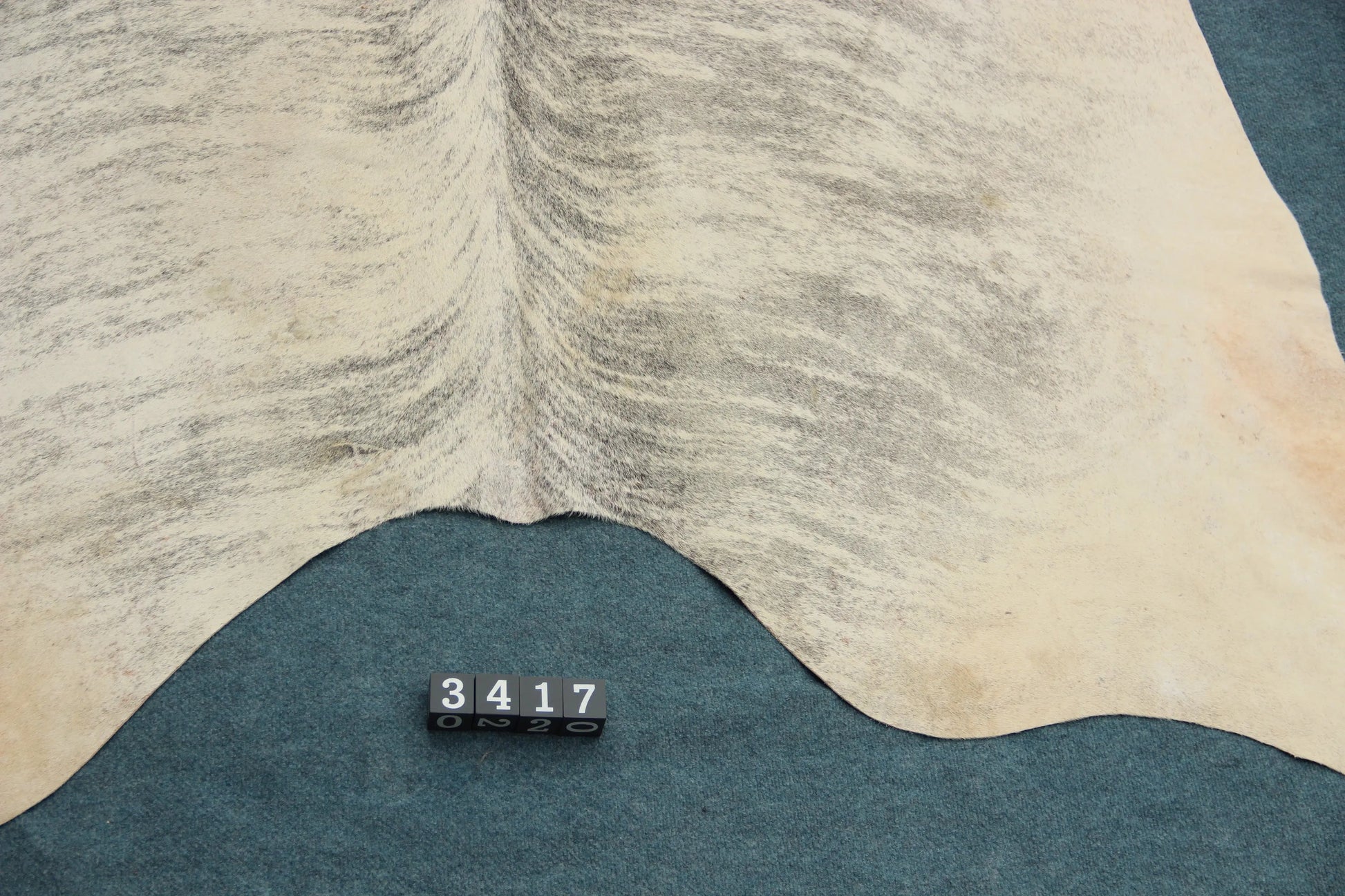 Kuhfell Grau Beige Weiß getigert (3417)