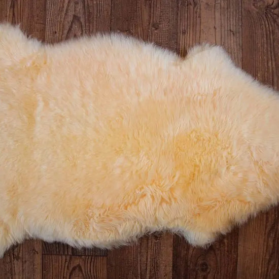 Lammfell Goldgelb (nicht geschoren)