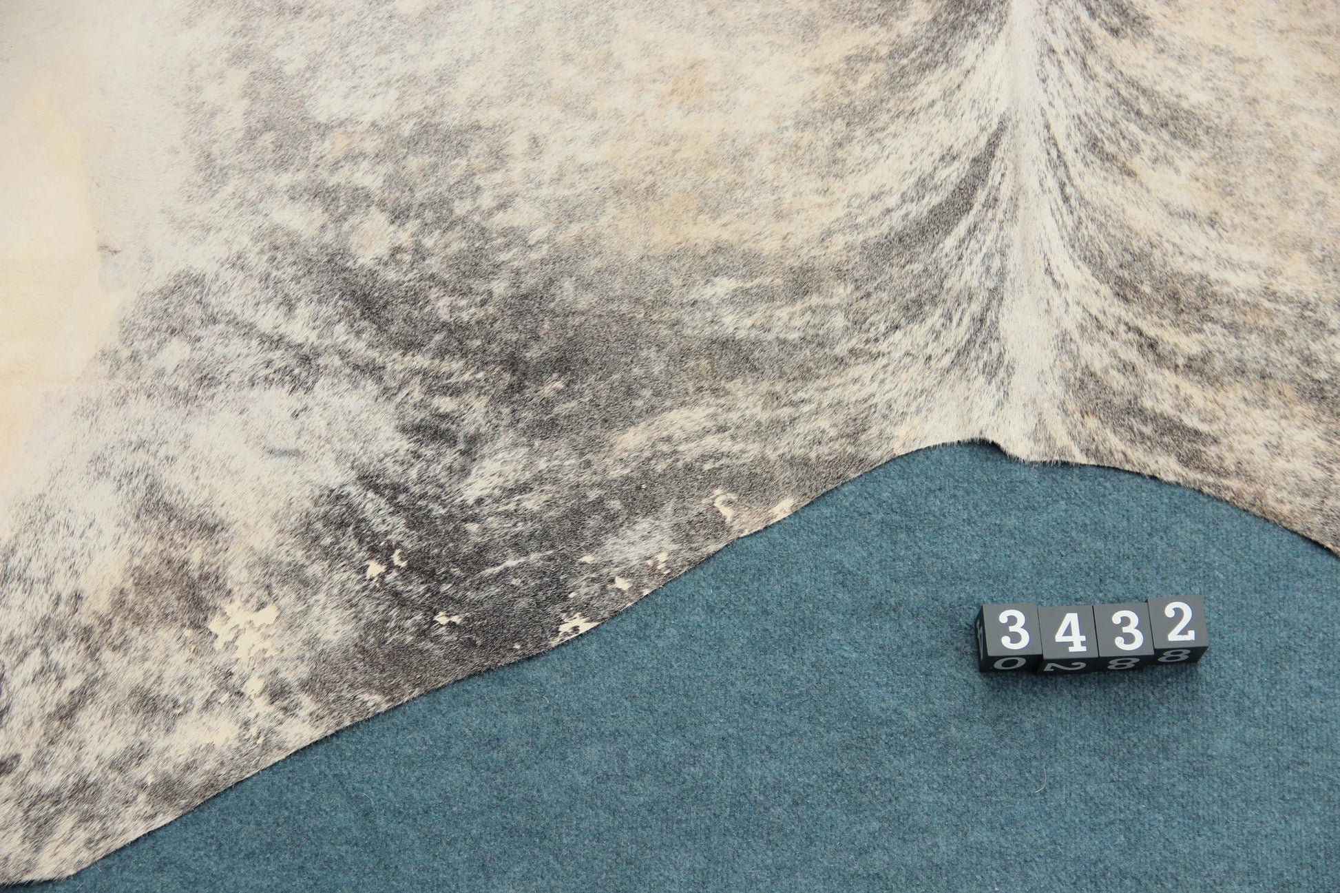 Kuhfell Grau Weiß Beige getigert (3432)