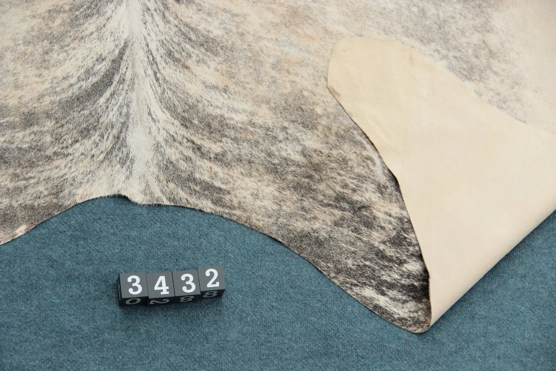 Kuhfell Grau Weiß Beige getigert (3432)