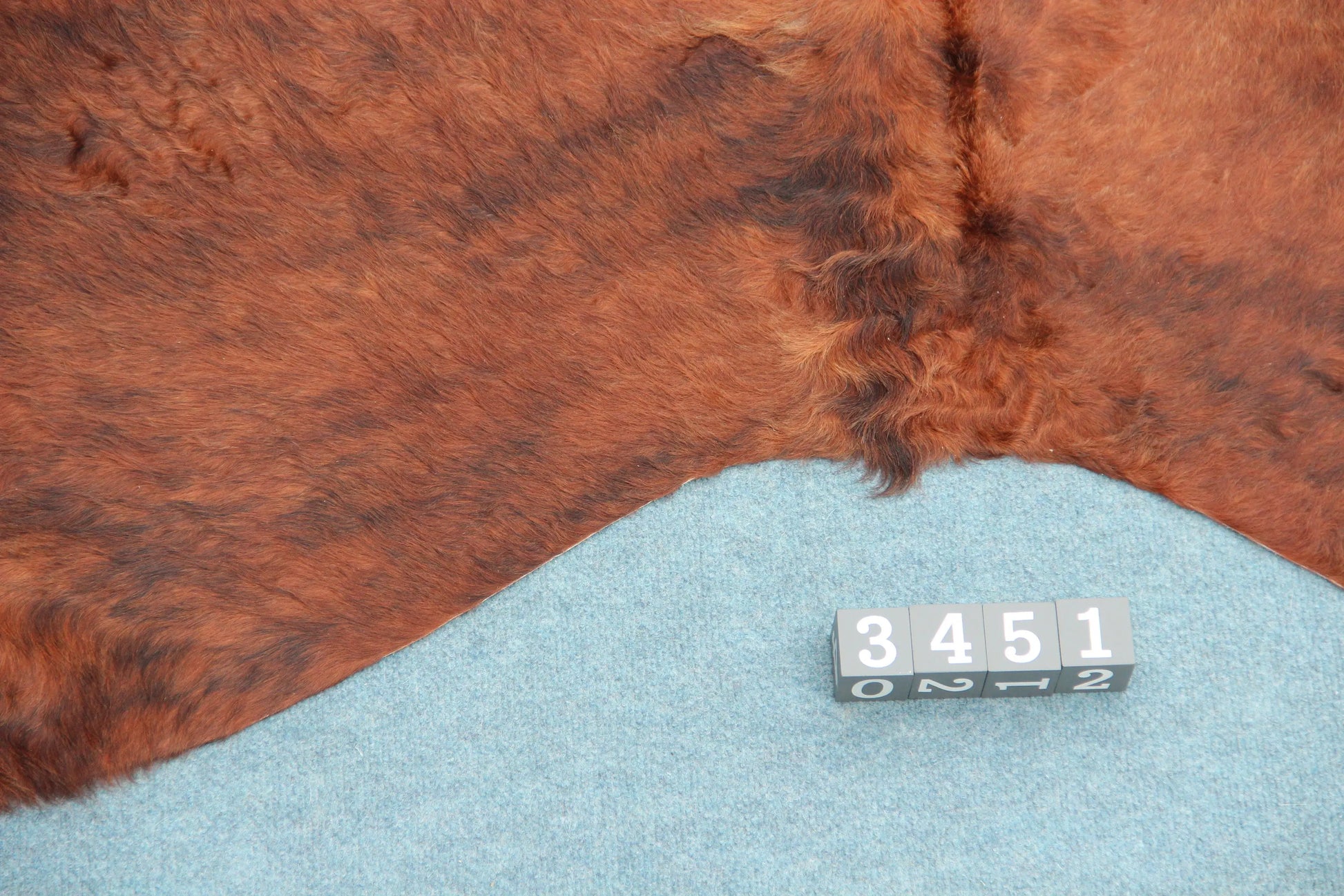 Kuhfell Schwarz Braun Weiß getigert (3451) 3 -4 qm Langhaar