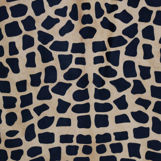 Kuhfell Braun Schwarz (1417) mit Giraffen-Druck