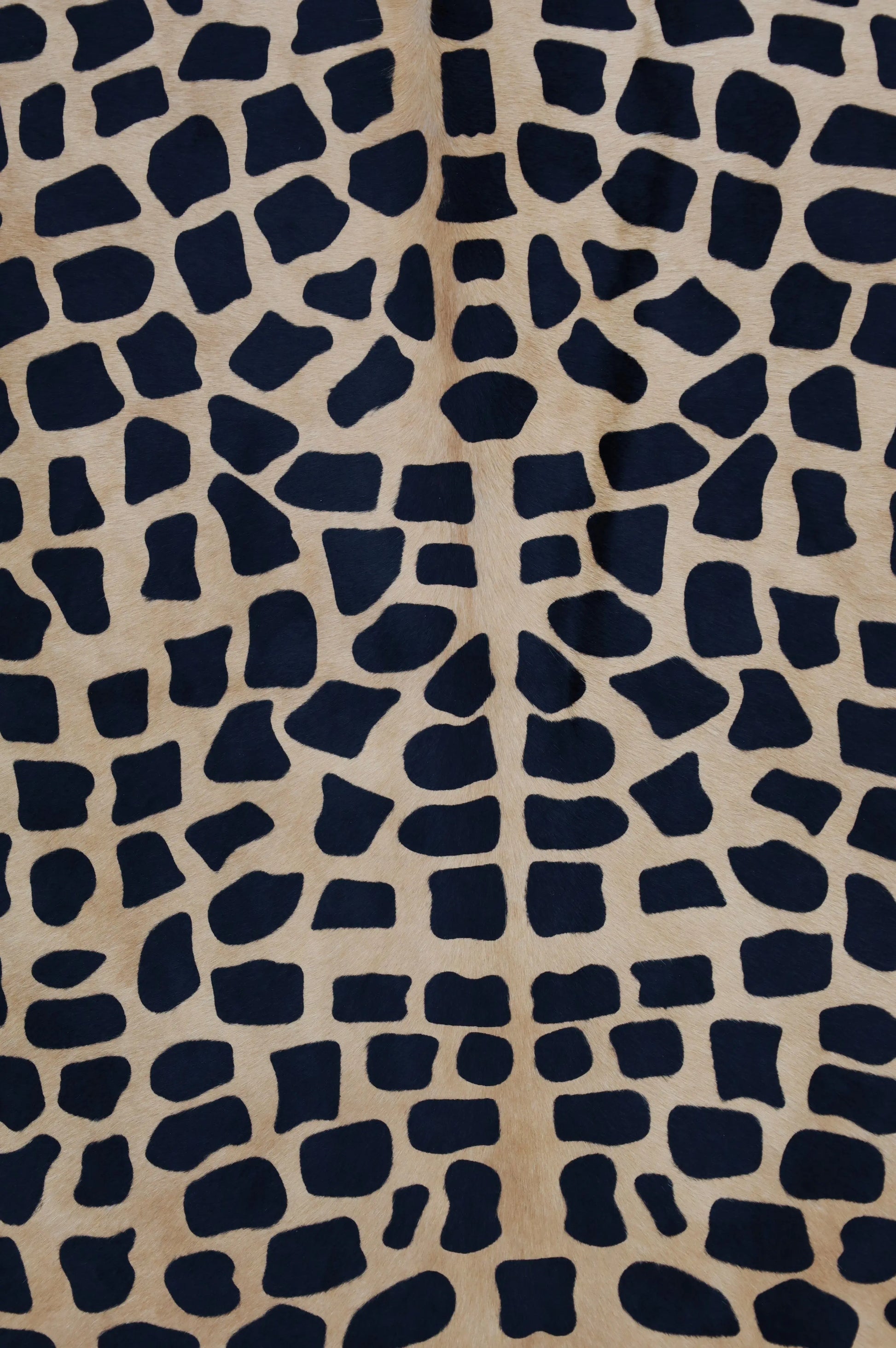 Kuhfell Braun Schwarz (1417) mit Giraffen-Druck