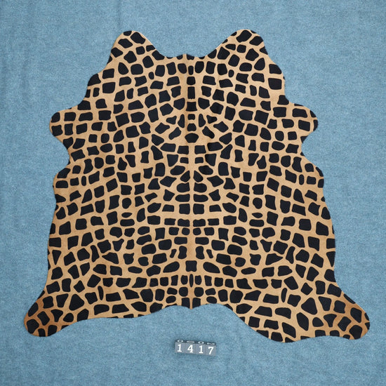 Kuhfell Braun Schwarz (1417) mit Giraffen-Druck