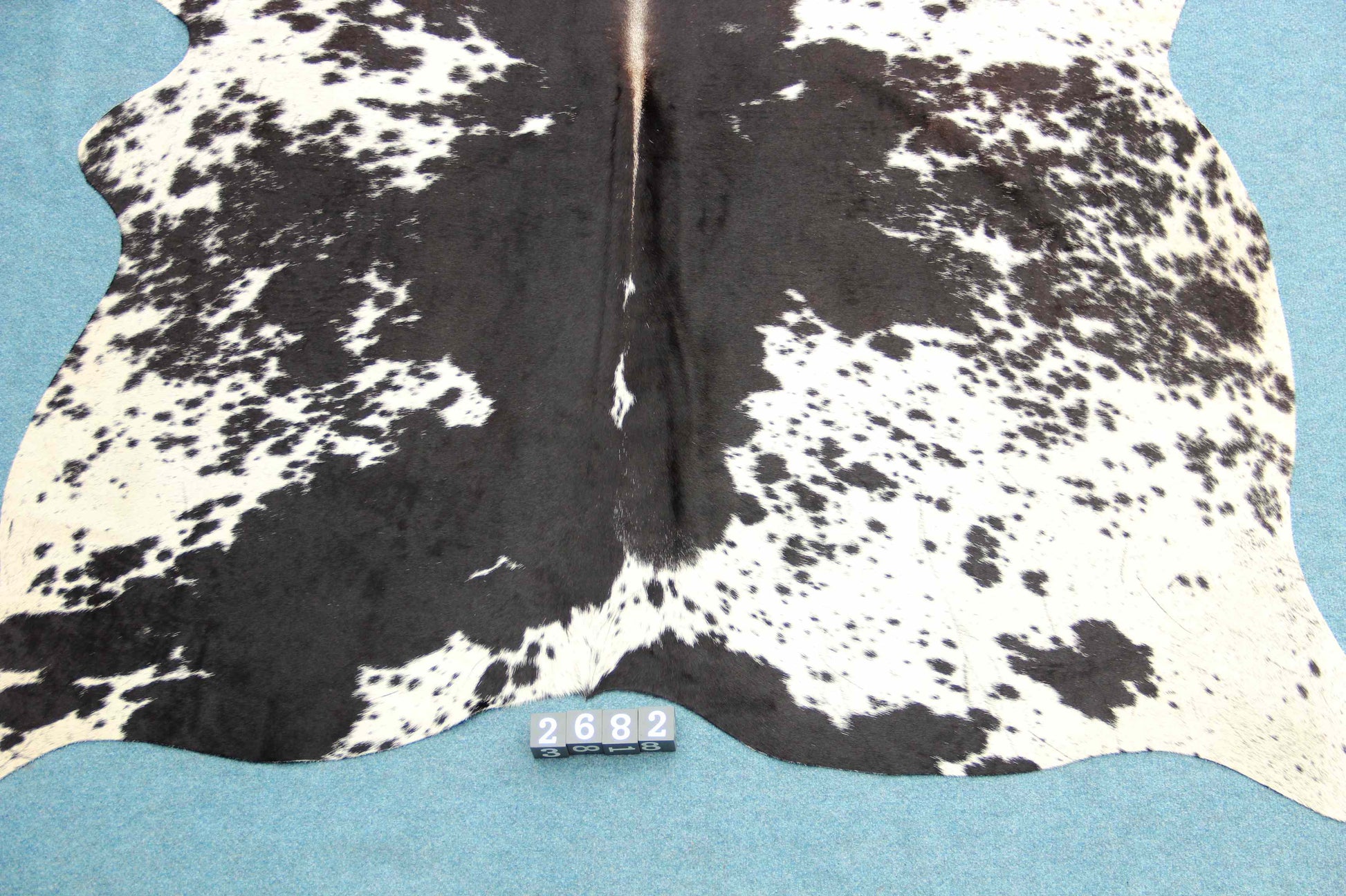 Kuhfell Schwarz Weiß (2682) 2-3 qm gesprenkelt