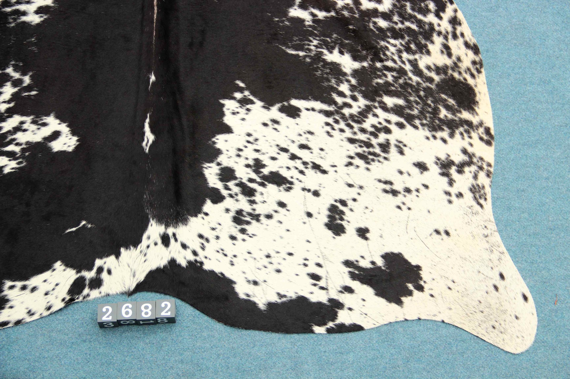 Kuhfell Schwarz Weiß (2682) 2-3 qm gesprenkelt