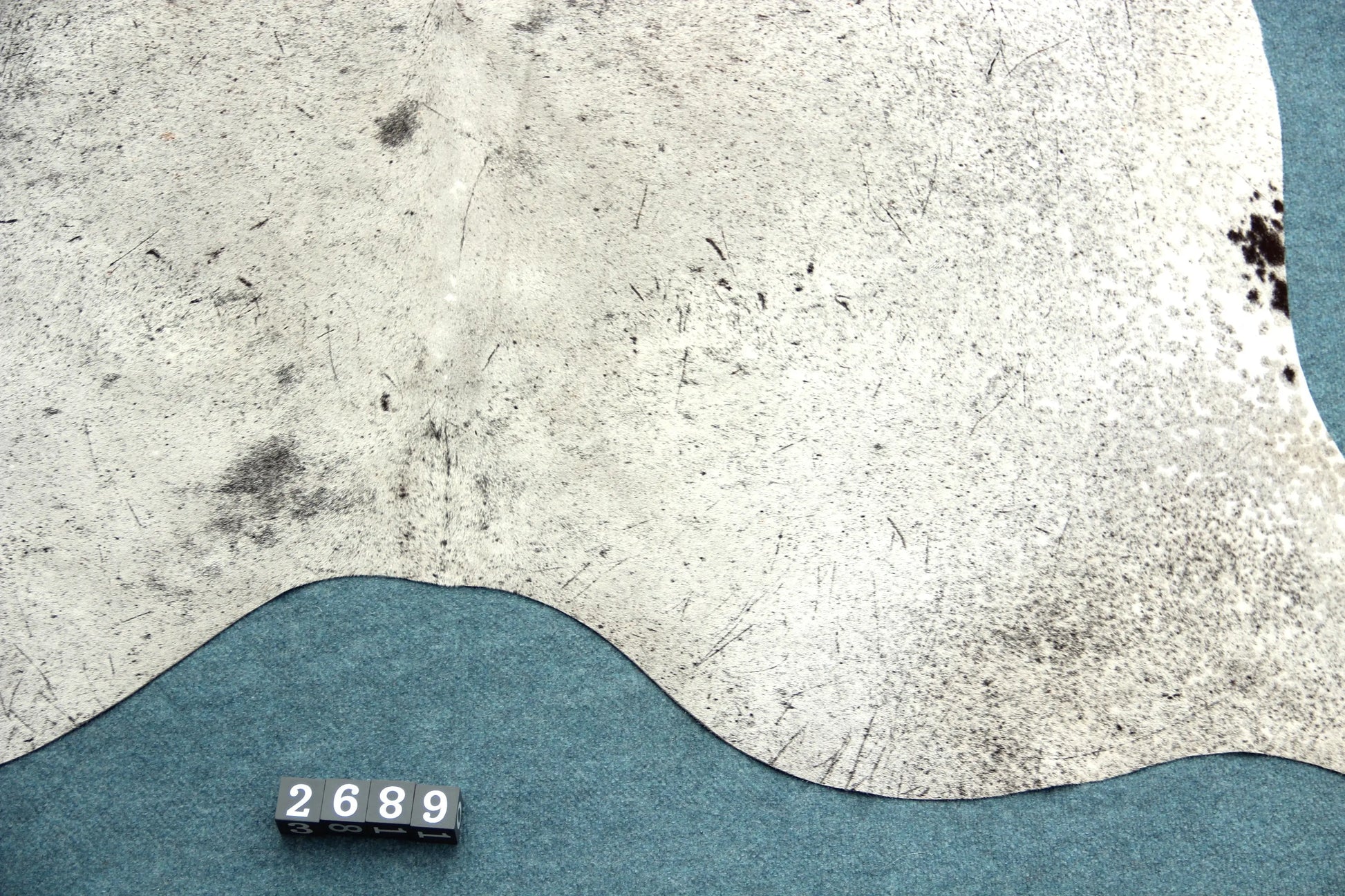 Kuhfell Grau Weiß (2689) 2-3 qm Silber-Schimmer