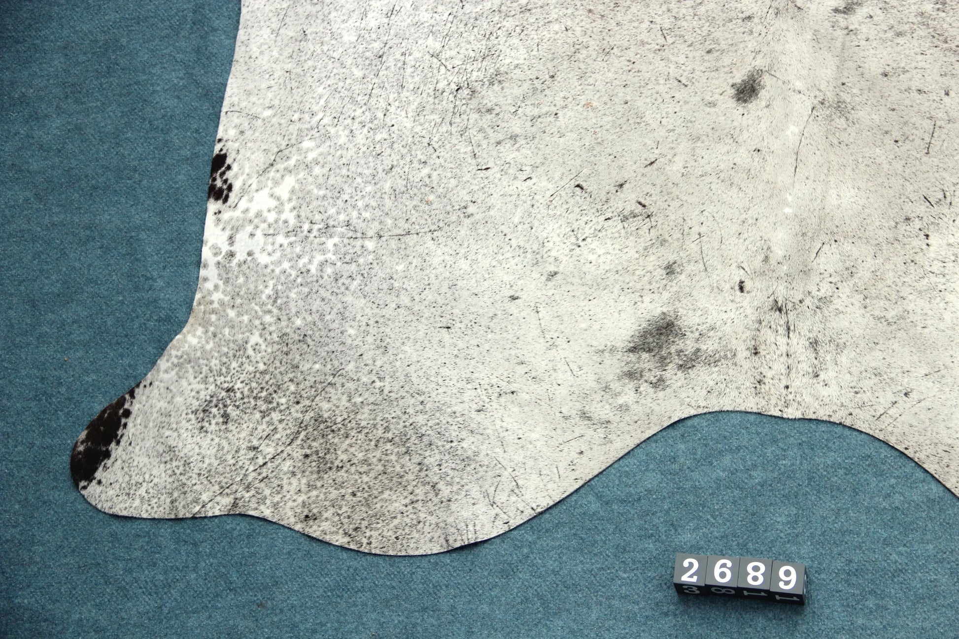 Kuhfell Grau Weiß (2689) 2-3 qm Silber-Schimmer