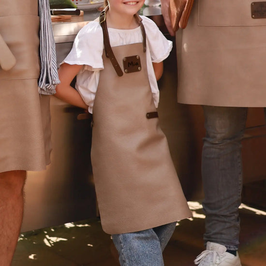 Premium Kinder-Grillschürze aus Leder mit Wunschname | Grau  Gerberei Birke Fellshop
