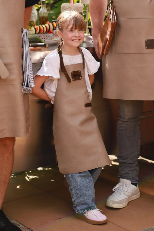 Premium Kinder-Grillschürze aus Leder mit Wunschname | Grau  Gerberei Birke Fellshop