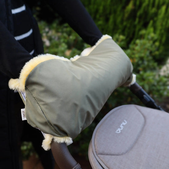 Baby- Kinderwagen-Handwärmer mit Lammfellfutter Gerberei Birke - Olive