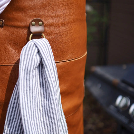 Premium Leder-Grillschürze Whiskybraun mit Personalisierung | Regular  Gerberei Birke Fellshop
