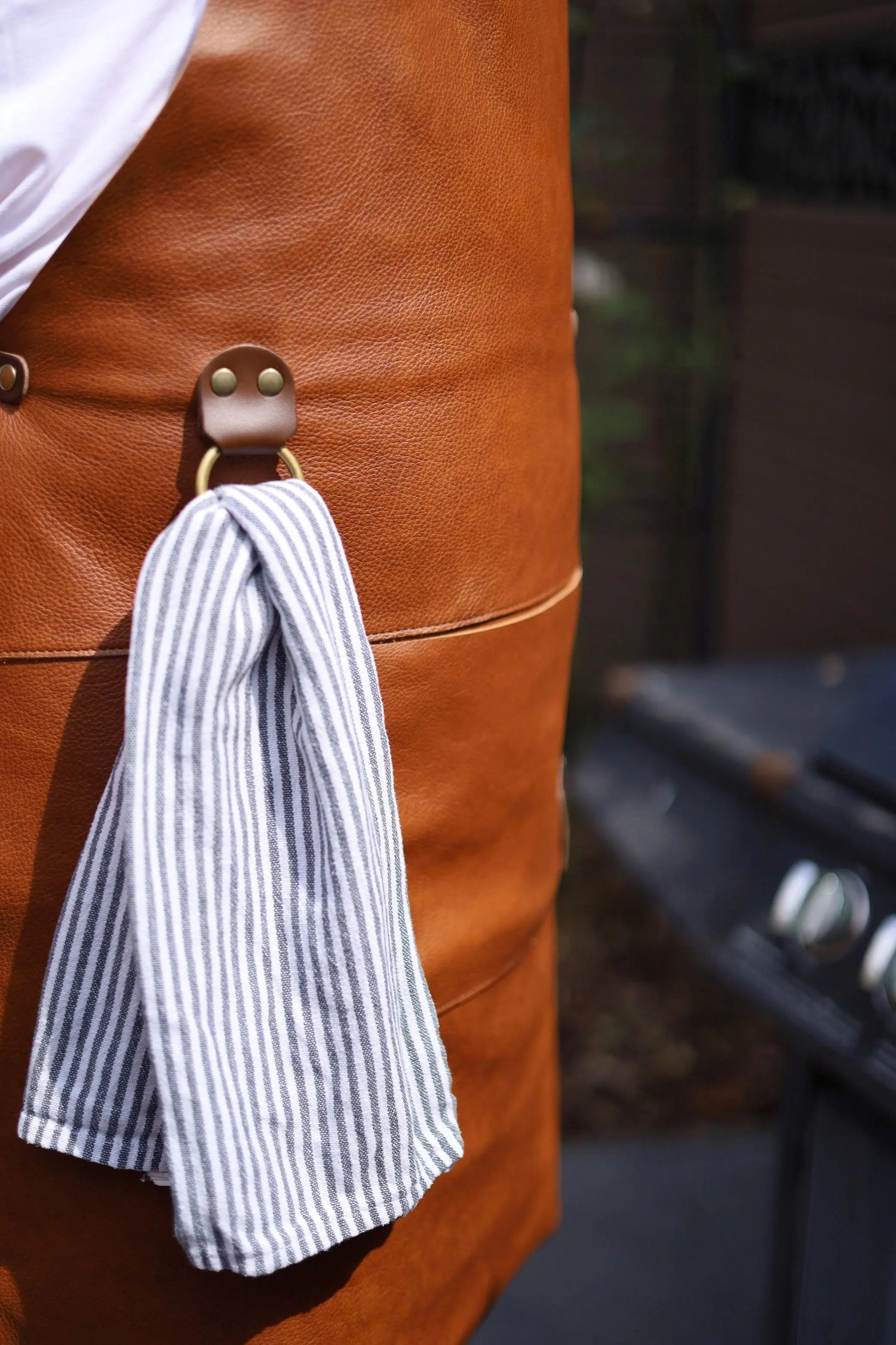 Premium Leder-Grillschürze Whiskybraun mit Personalisierung | Regular  Gerberei Birke Fellshop