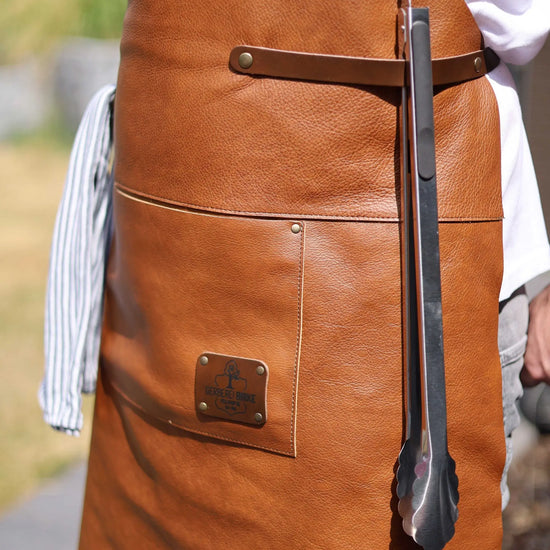 Premium Leder-Grillschürze Whiskybraun mit Personalisierung | Regular  Gerberei Birke Fellshop