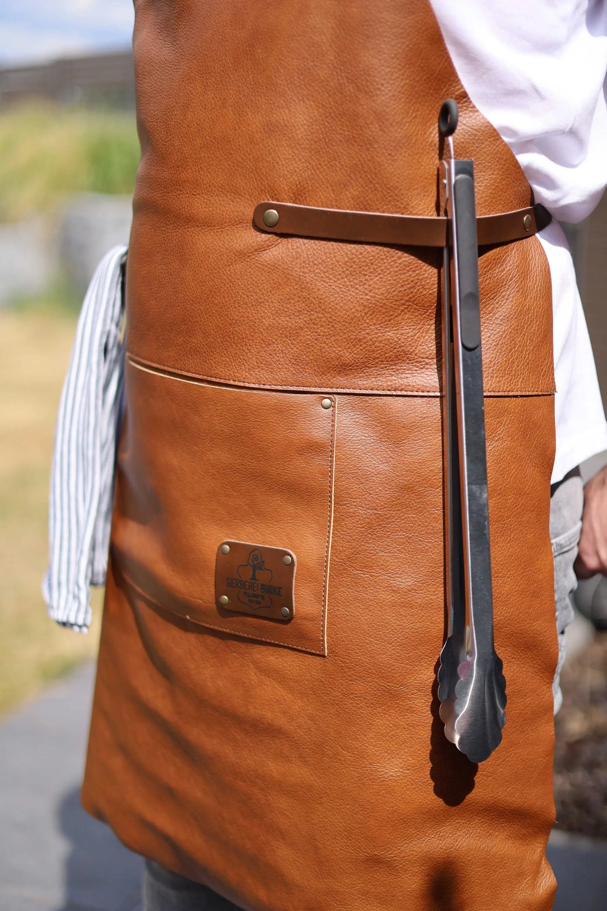 Premium Leder-Grillschürze Whiskybraun mit Personalisierung | Regular  Gerberei Birke Fellshop