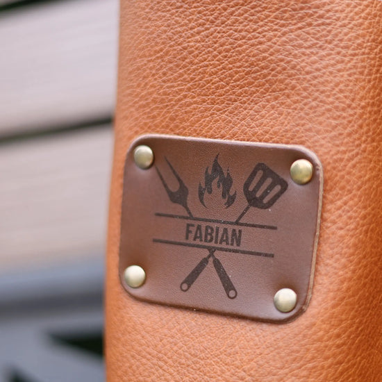 Premium Leder-Grillschürze Whiskybraun mit Personalisierung | Regular  Gerberei Birke Fellshop