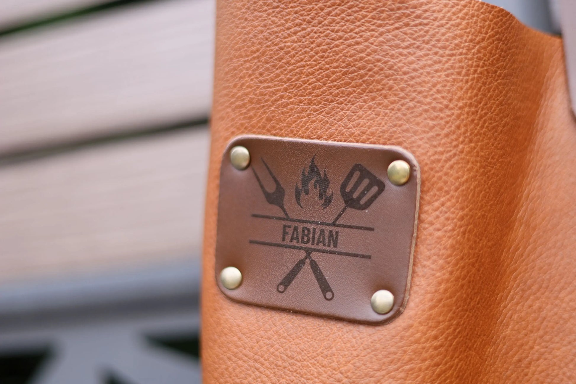 Premium Leder-Grillschürze Whiskybraun mit Personalisierung | Regular  Gerberei Birke Fellshop