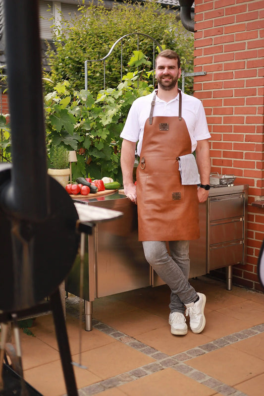 Premium Leder-Grillschürze Whiskybraun mit Personalisierung | Langgröße  Gerberei Birke Fellshop