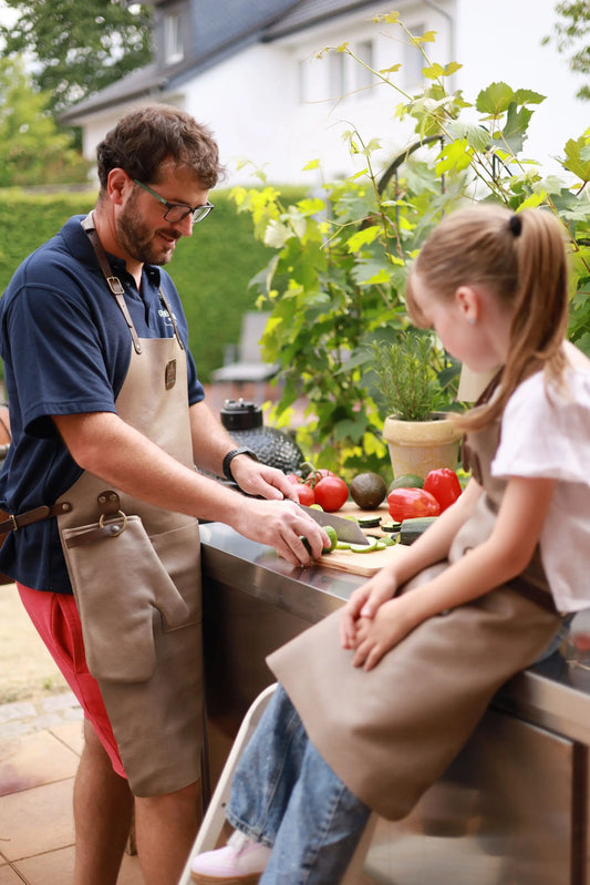 Premium Leder-Grillschürze Smokegrau mit Personalisierung | Regular  Gerberei Birke Fellshop
