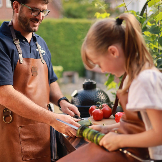 Premium Leder-Grillschürze Whiskybraun mit Personalisierung | Regular  Gerberei Birke Fellshop