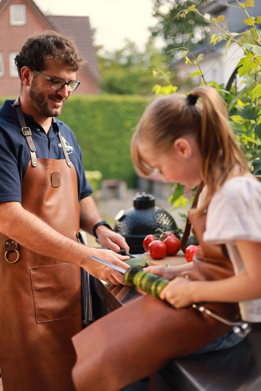 Premium Leder-Grillschürze Whiskybraun mit Personalisierung | Regular  Gerberei Birke Fellshop