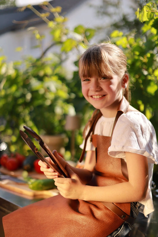 Kinder-Grillschürze aus Leder mit Wunschname | Braun  Gerberei Birke Fellshop