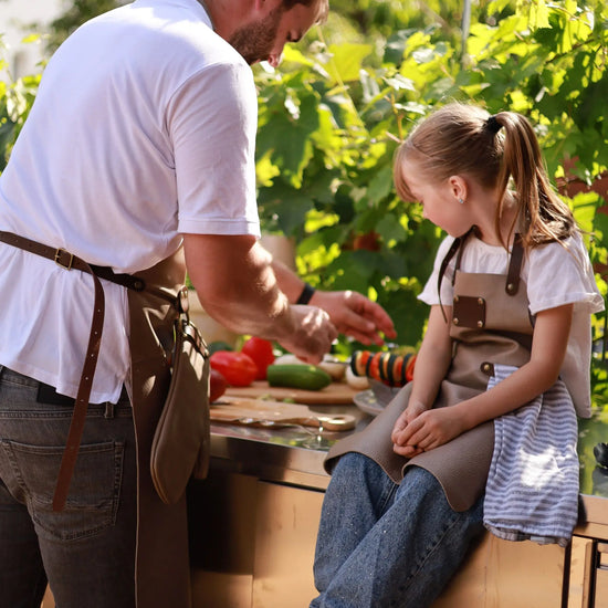Premium Kinder-Grillschürze aus Leder mit Wunschname | Grau  Gerberei Birke Fellshop