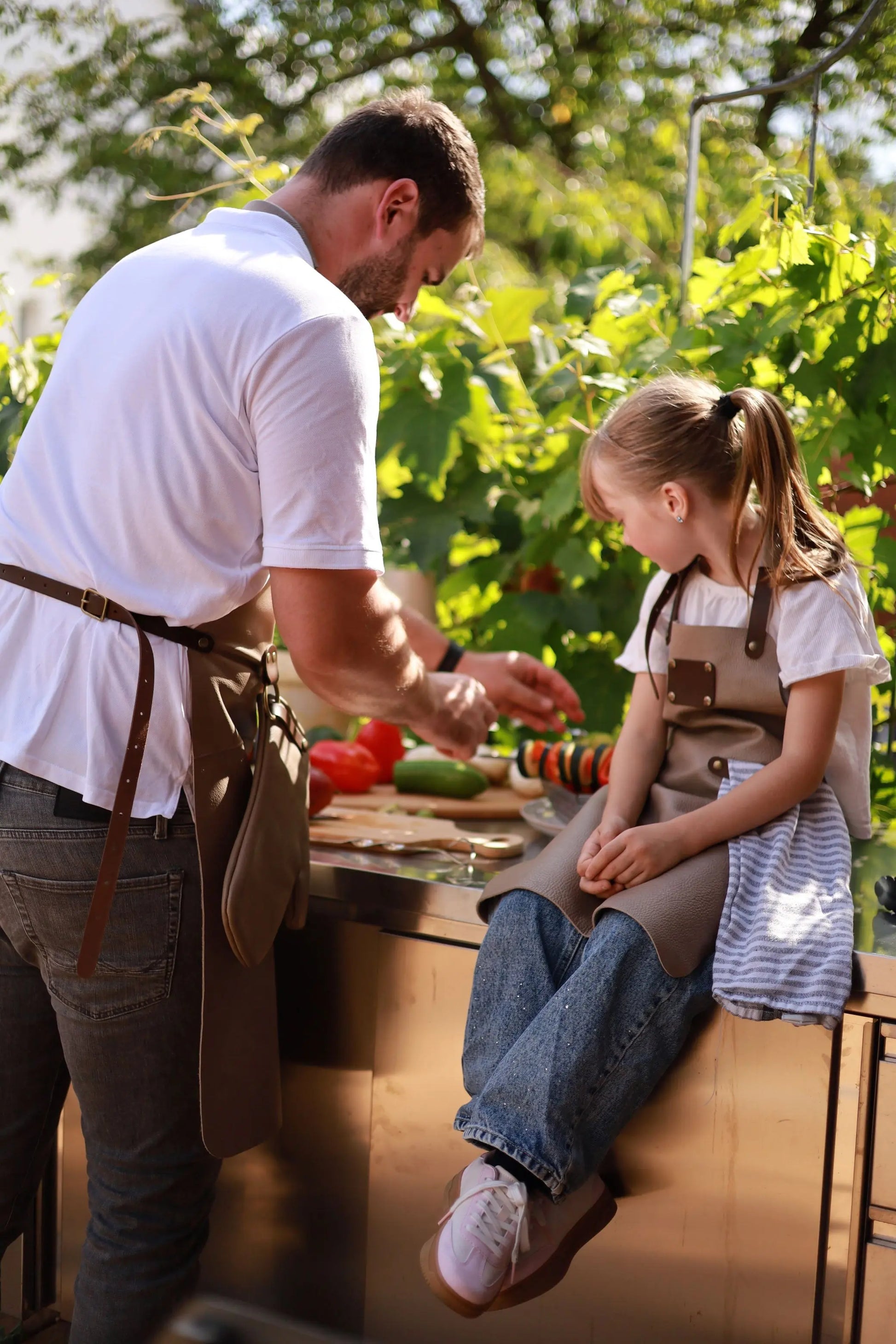 Premium Kinder-Grillschürze aus Leder mit Wunschname | Grau  Gerberei Birke Fellshop