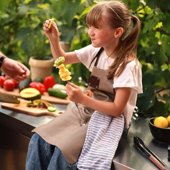 Premium Kinder-Grillschürze aus Leder mit Wunschname | Grau  Gerberei Birke Fellshop