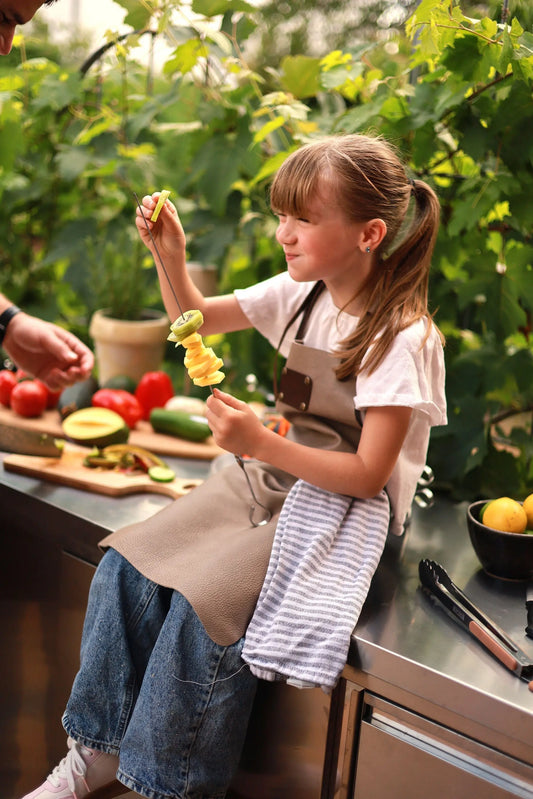 Premium Kinder-Grillschürze aus Leder mit Wunschname | Grau  Gerberei Birke Fellshop
