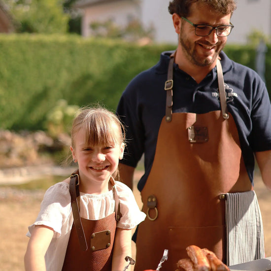 Kinder-Grillschürze aus Leder mit Wunschname | Braun  Gerberei Birke Fellshop