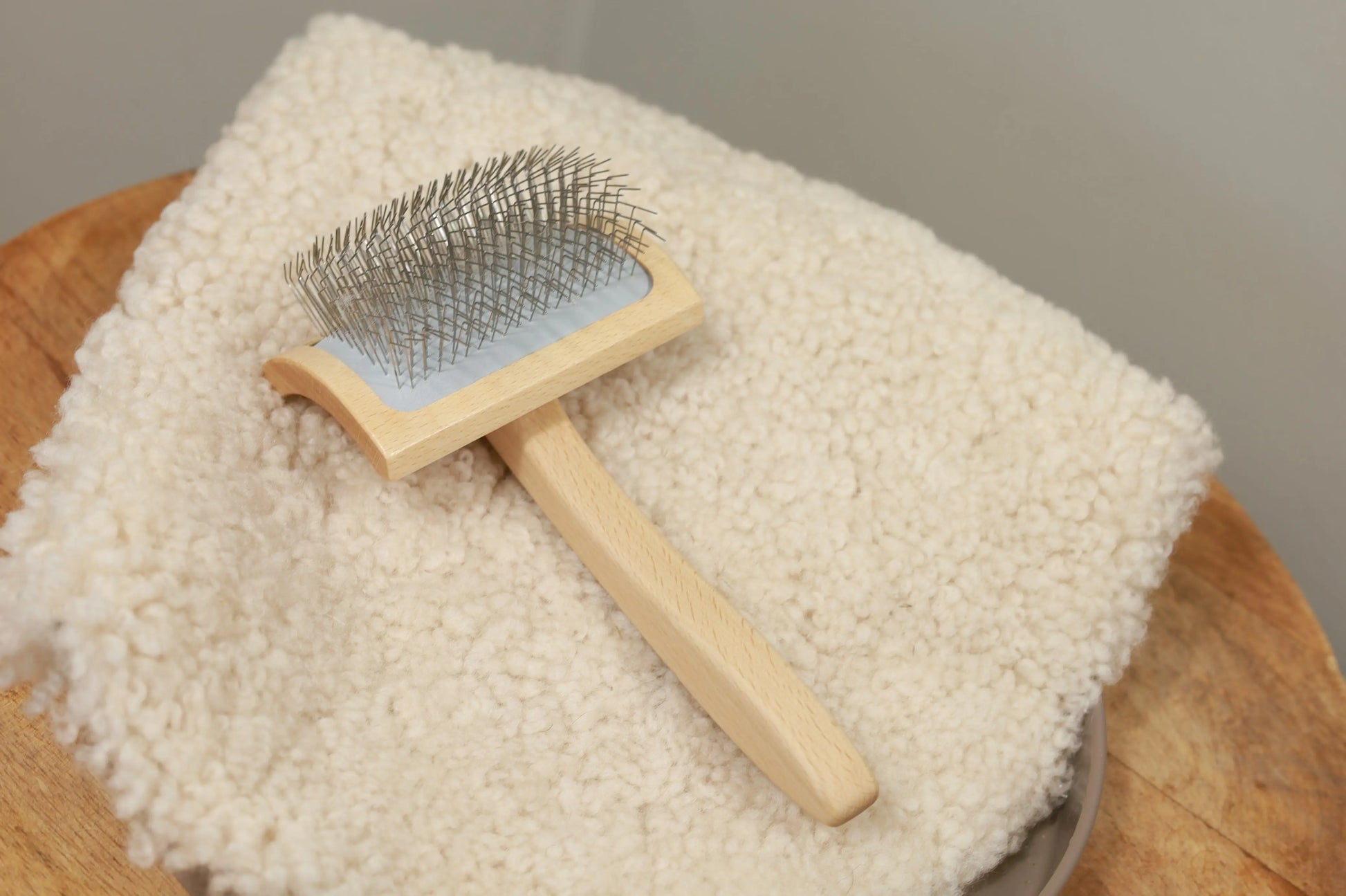 Die Fellbürste – von Profis getestet & für die beste Fellpflege Gerberei Birke Fellshop