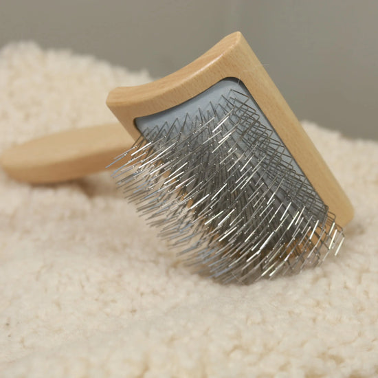 Die Fellbürste – von Profis getestet & für die beste Fellpflege Gerberei Birke Fellshop