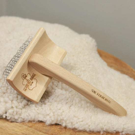 Die Fellbürste – von Profis getestet & für die beste Fellpflege Gerberei Birke Fellshop