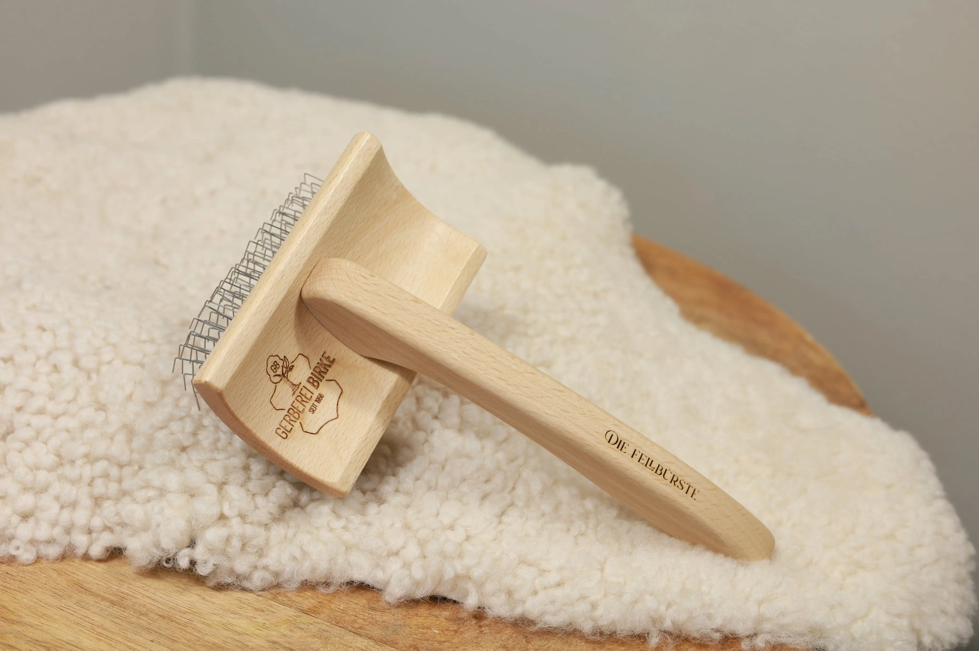 Die Fellbürste – von Profis getestet & für die beste Fellpflege Gerberei Birke Fellshop