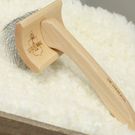 Die Fellbürste – von Profis getestet & für die beste Fellpflege Gerberei Birke Fellshop