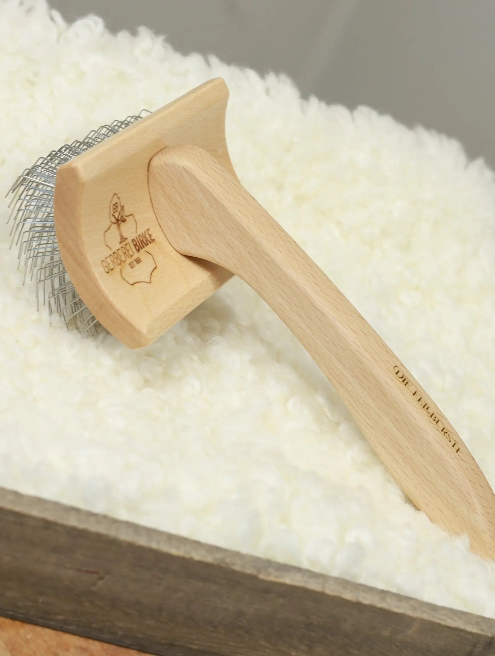 Die Fellbürste – von Profis getestet & für die beste Fellpflege Gerberei Birke Fellshop