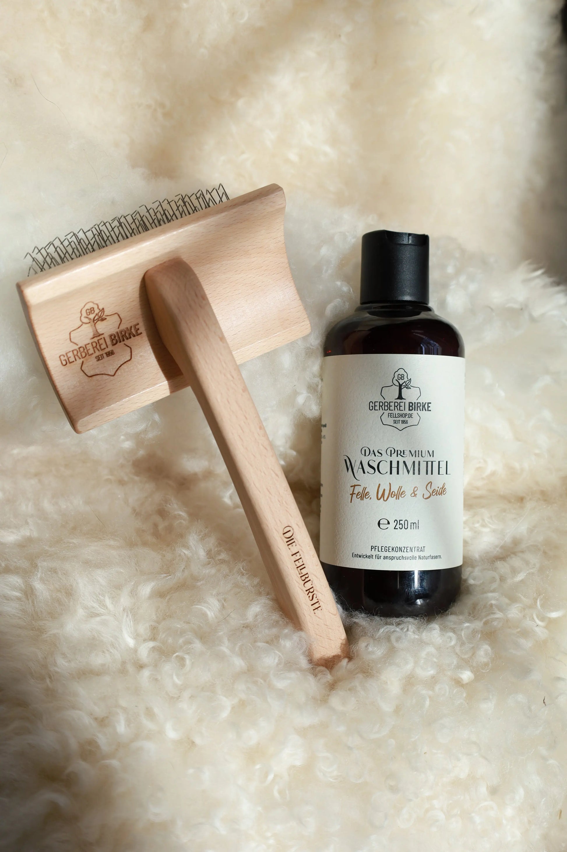 Premium Pflege-Set: Das Premium Waschmittel & Die Fellbürste – für langanhaltende Schönheit Ihrer Felle Gerberei Birke Fellshop