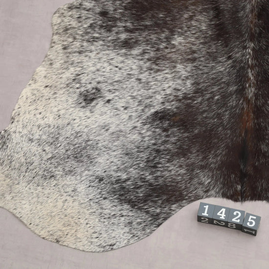 Kuhfell Grau (1425) 1-2 qm  Gerberei Birke Fellshop: Nahaufnahme Bein