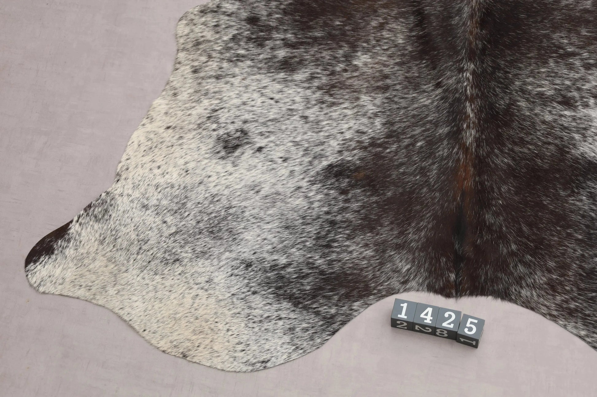 Kuhfell Grau (1425) 1-2 qm  Gerberei Birke Fellshop: Nahaufnahme Bein
