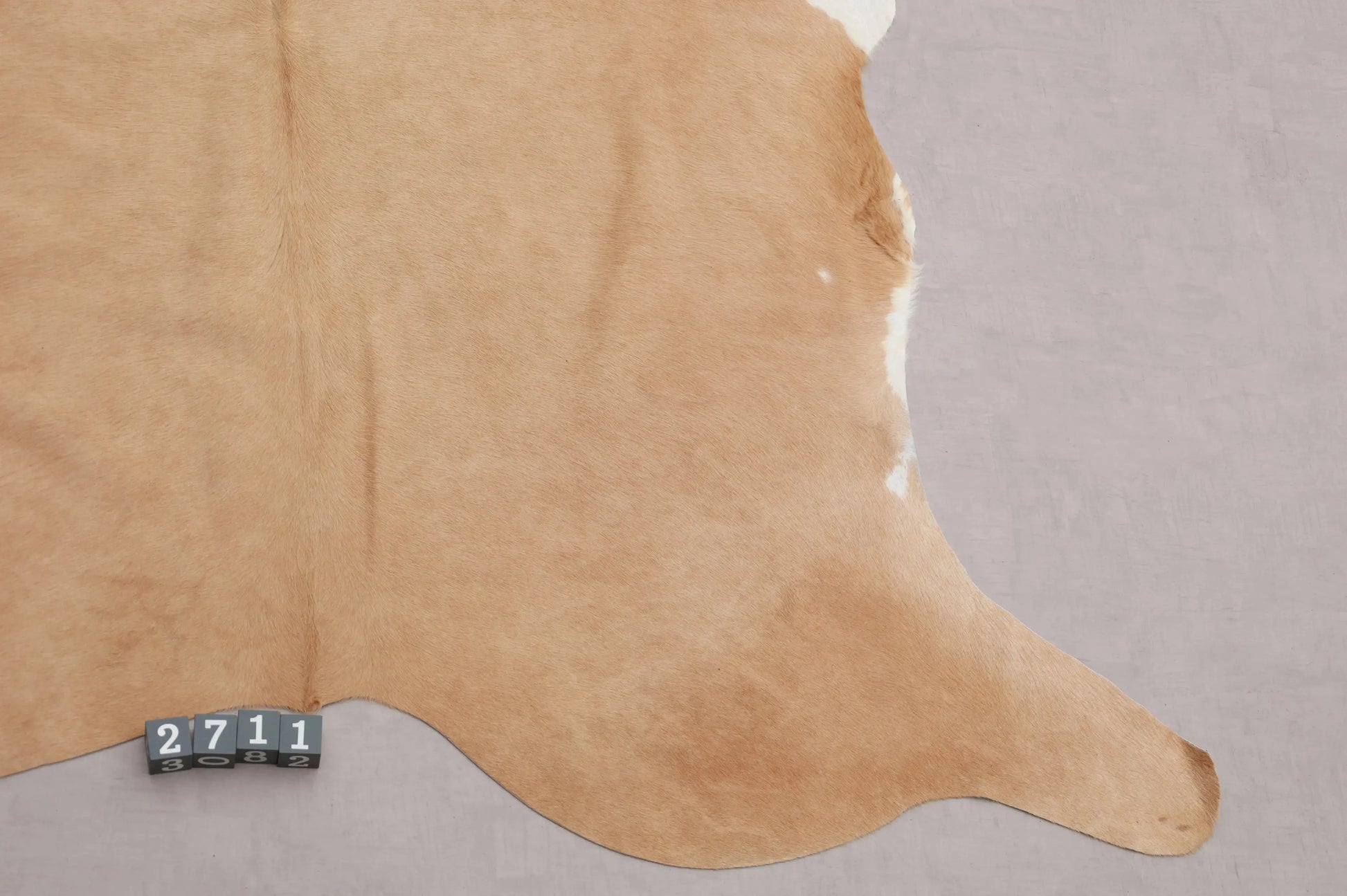 Kuhfell Beige Weiß (2711) 2-3 qm  Gerberei Birke Fellshop: Nahaufnahme Bein
