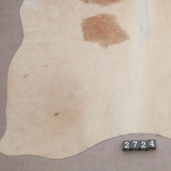 Kuhfell Beige Weiß Braun (2724) 2-3 qm  Gerberei Birke Fellshop: Nahaufnahme Bein