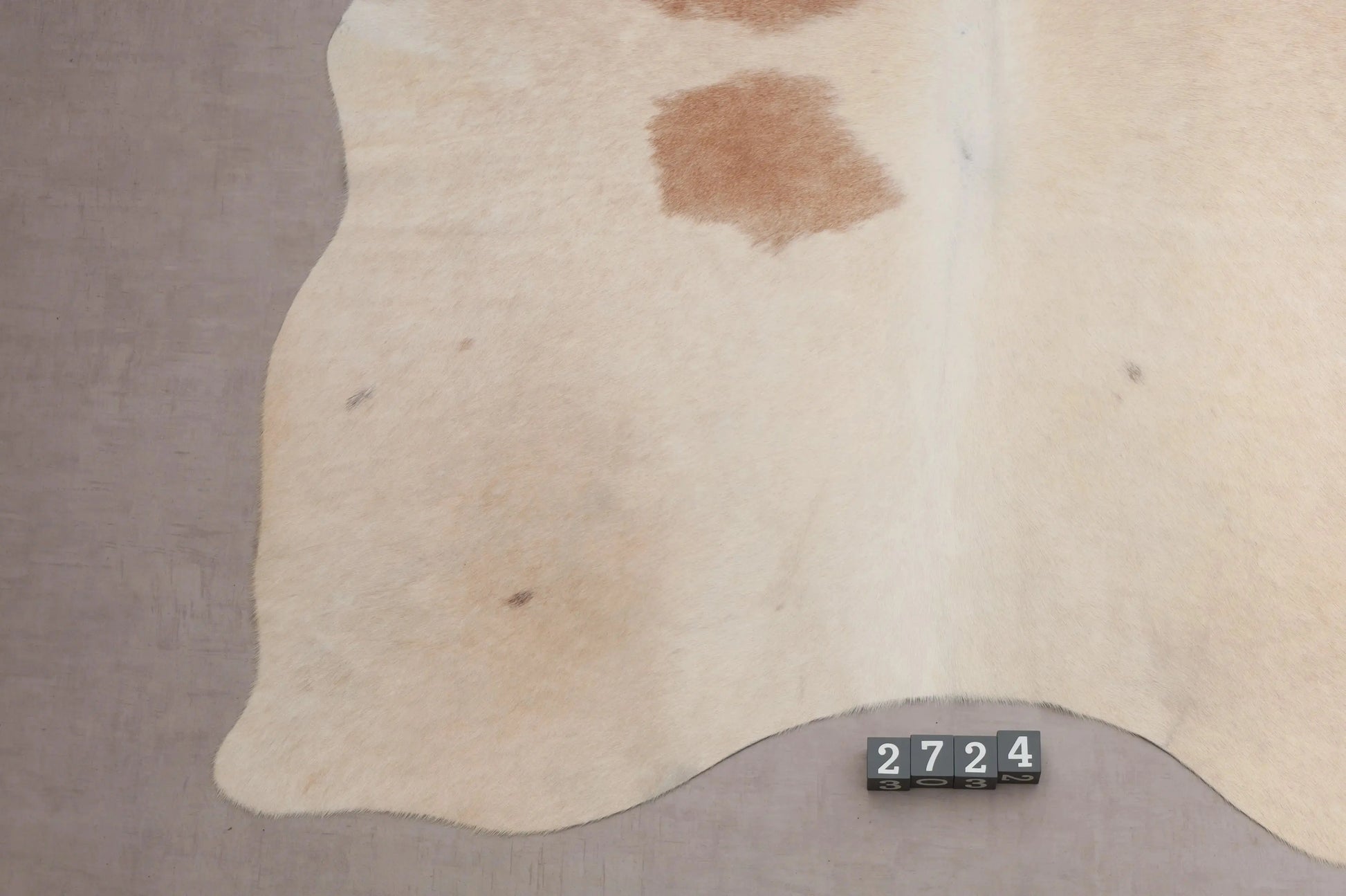 Kuhfell Beige Weiß Braun (2724) 2-3 qm  Gerberei Birke Fellshop: Nahaufnahme Bein
