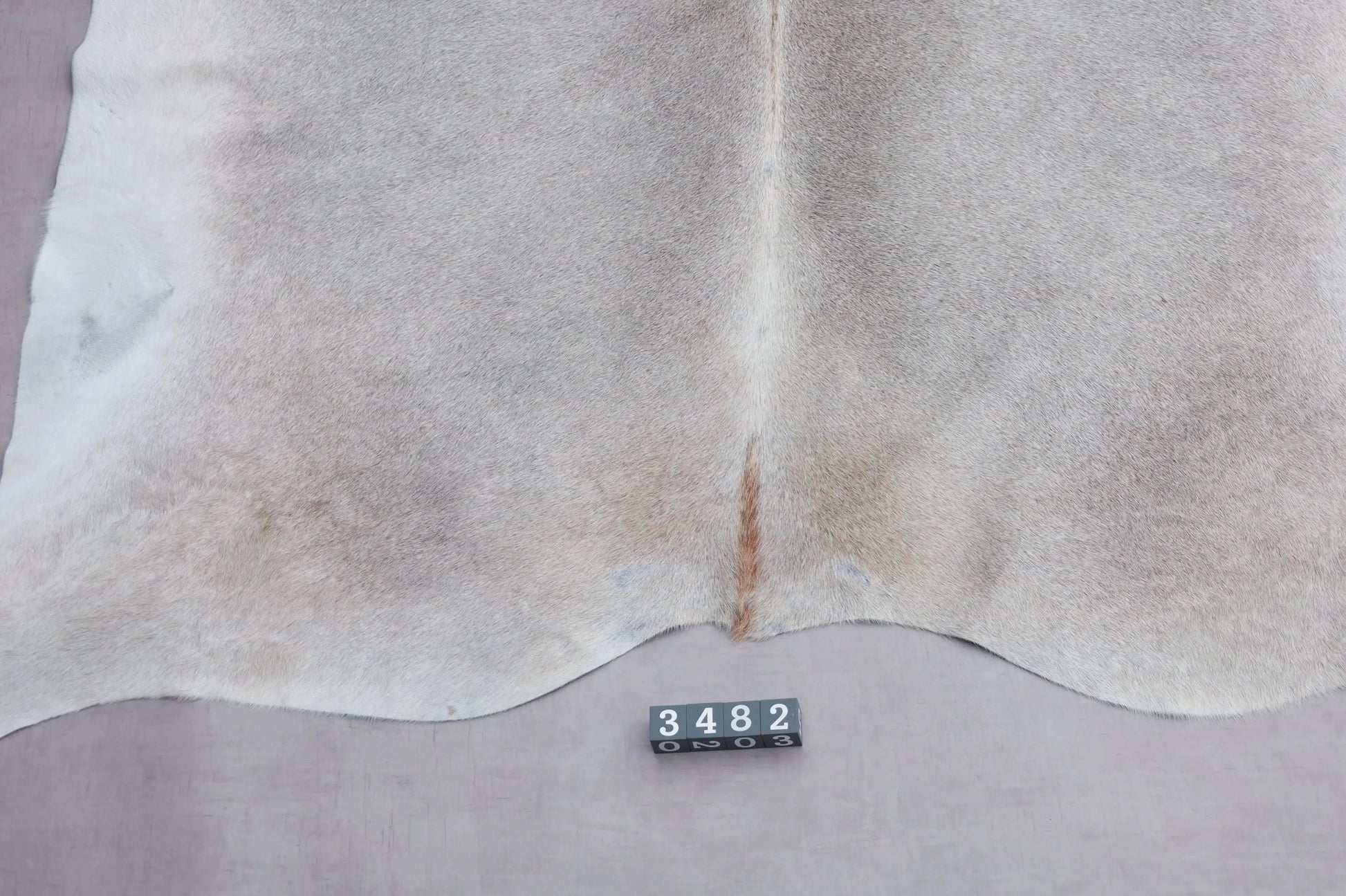 Kuhfell Grau Weiß Braun (3482) 3-4 qm  Gerberei Birke Fellshop: Nahaufnahme Rückenende