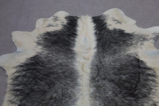 Kuhfell Grau Weiß Gelblich Langhaar (3511) 3-4 qm  Gerberei Birke Fellshop: Nahaufnahme Hals