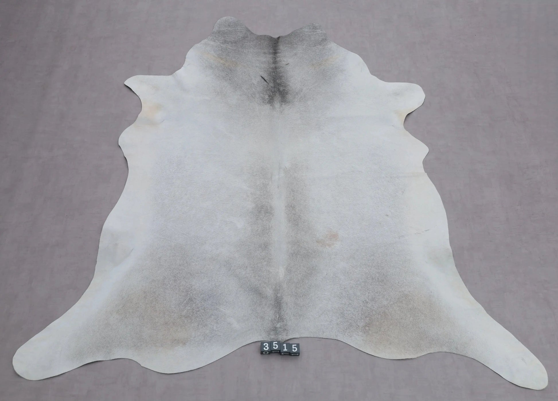 Kuhfell Grau Weiß Beige (3515) 3-4 qm  Gerberei Birke Fellshop: Gesamtaufnahme
