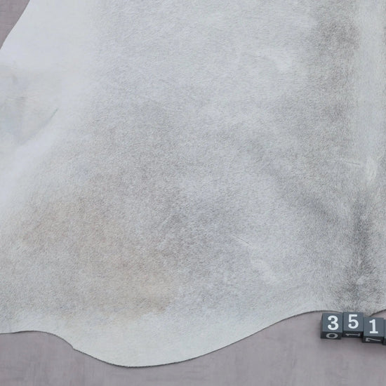 Kuhfell Grau Weiß Beige (3515) 3-4 qm  Gerberei Birke Fellshop: Nahaufnahme Rückenende