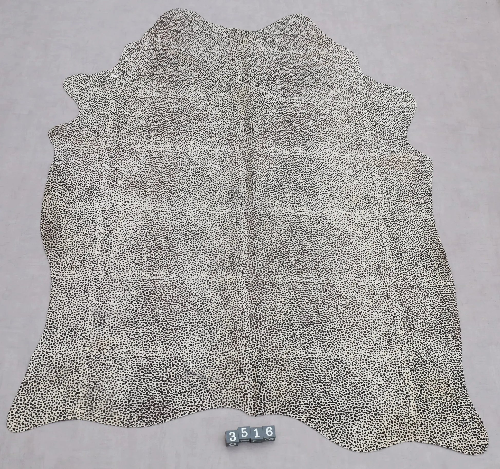 Kuhfell Beige Braun Schwarz Weiß bedruckt (3516) 3-4 qm  Gerberei Birke Fellshop: Gesamtansicht