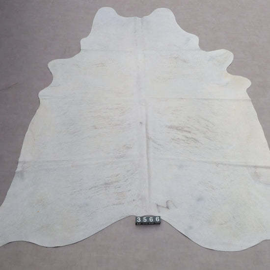 Kuhfell Weiß Beige mit Brandzeichen (3566) 3-4 qm  Gerberei Birke Fellshop: Gesamtaufnahme