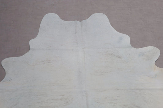 Kuhfell Weiß Beige mit Brandzeichen (3566) 3-4 qm  Gerberei Birke Fellshop: Nahaufnahme Hals
